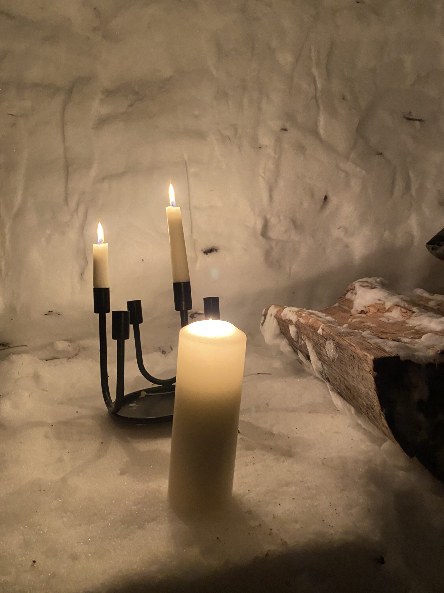 Ambiance hivernal bougie et feu de camp pour se réchauffer