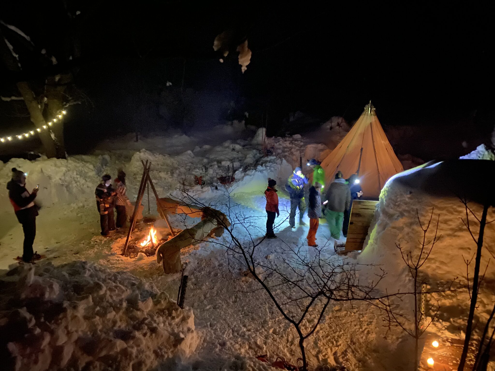 Le camp trappeur de serre chevalier vous accueille pour une soirée fondue au fromage en tipi et feu de camp, moment magique et inoubliable