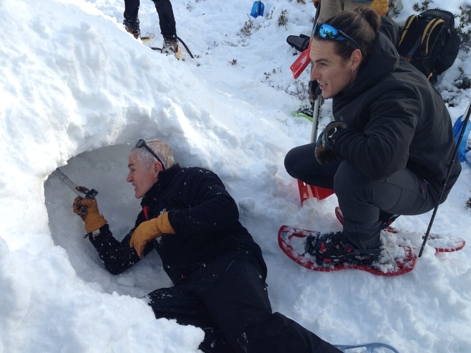 Construction d’igloo en pleine nature - activité ludique pour groupes enfants et familles
