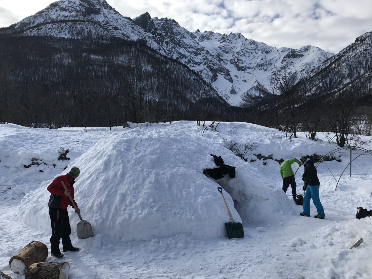 Construction d’igloo en pleine nature - activité ludique pour groupes enfants et familles