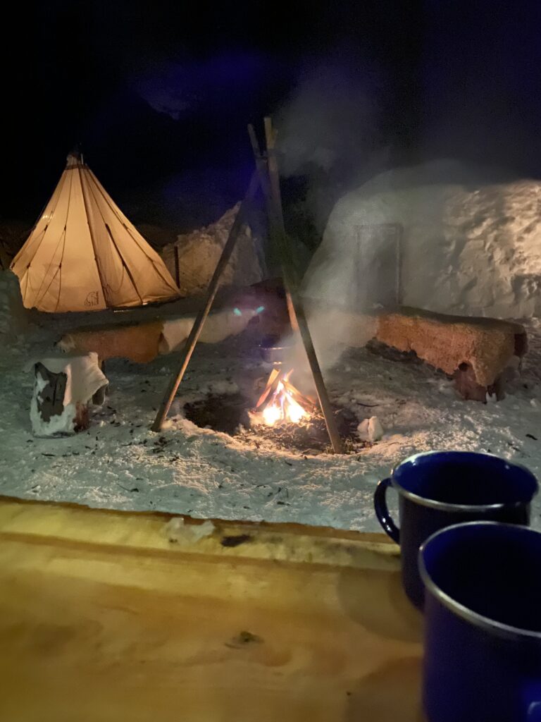 camp trappeur entre tipi et igloo soirée insolite et inoubliable