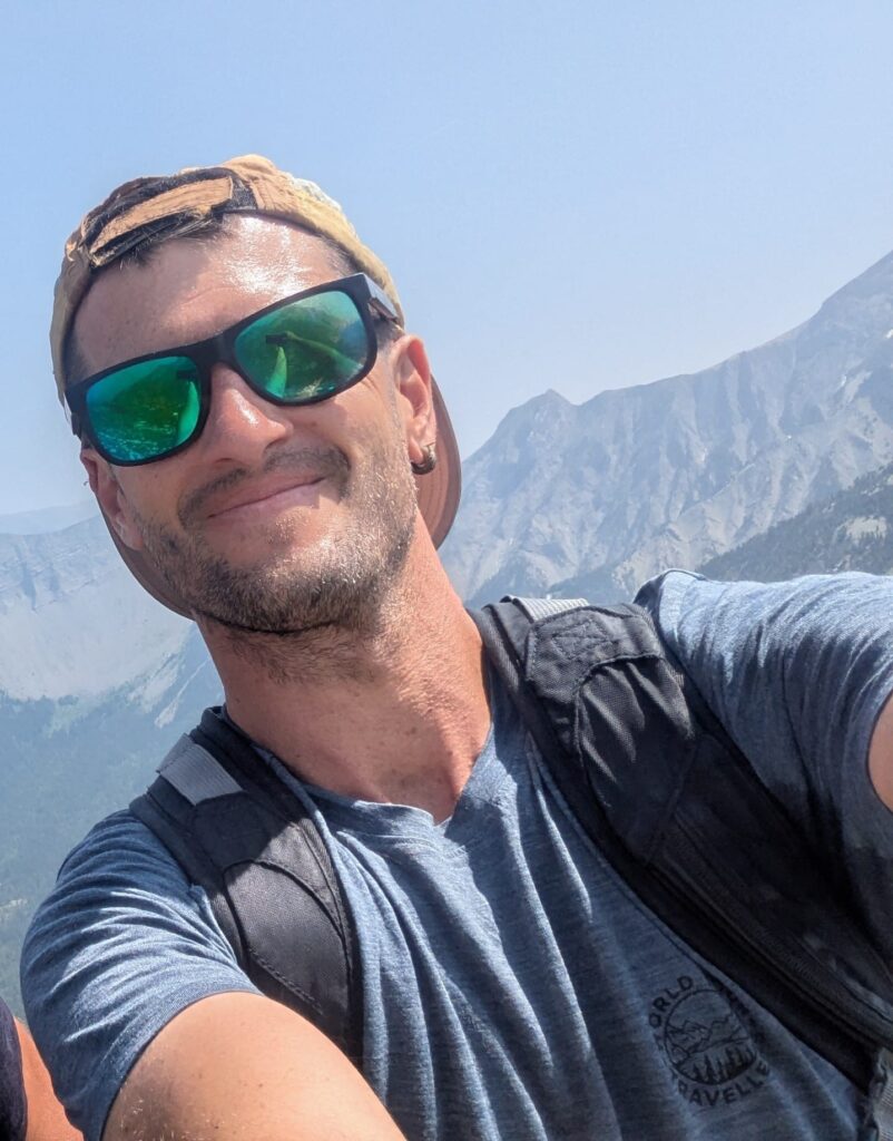 Balade en raquettes guidée – découverte de la nature enneigée avec un accompagnateur en montagne