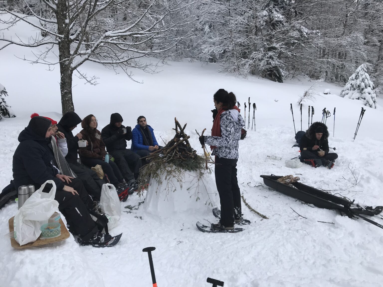 construisez votre espace pique nique dans la neige, feu de camp , banc en neige, atelier nature