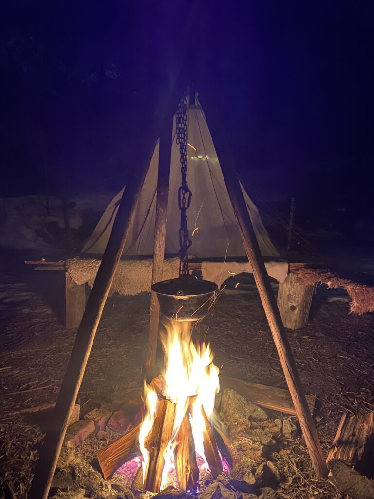 feu de camp et vin chaud pour se réchauffer au camp trappeur de Serre Chevalier