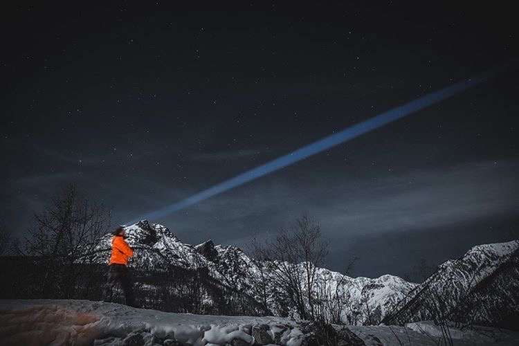 randonnée nocturne pour rejoindre le camp trappeur et profitez du feu de camp et d'une fondue au fromage locale dans le tipi, ambiance chaleureuse garantie