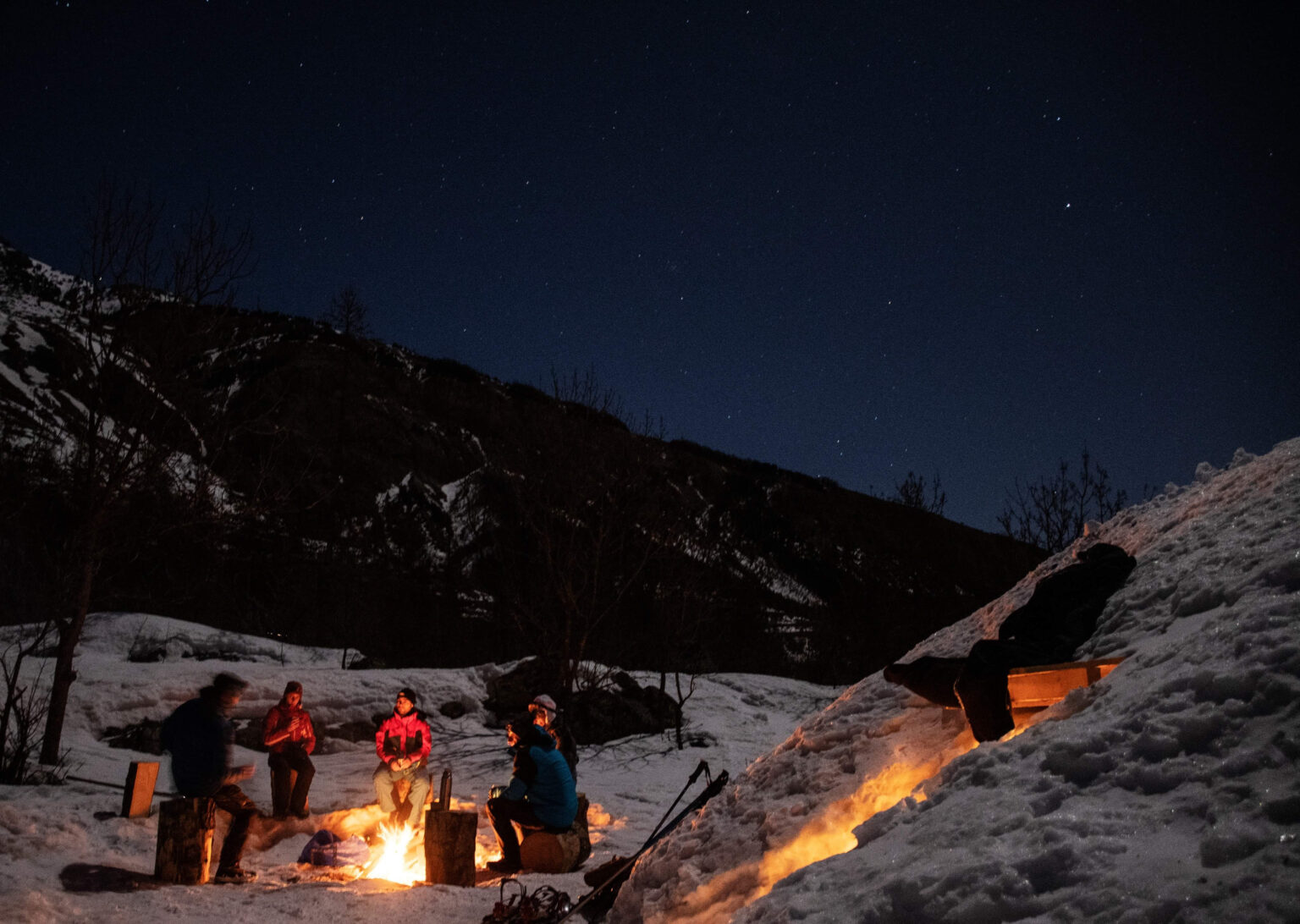 soirée insolite pour un séminaire nature, fondue au fromage igloo et nuit en tipi sous les étoiles