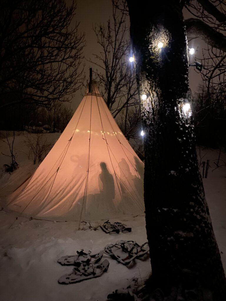 dîner sous le tipi et les etoiles en pleine nature